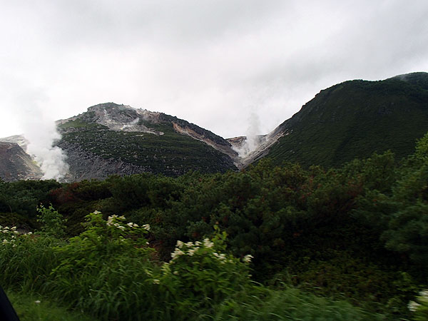 硫黄山の前を通過
